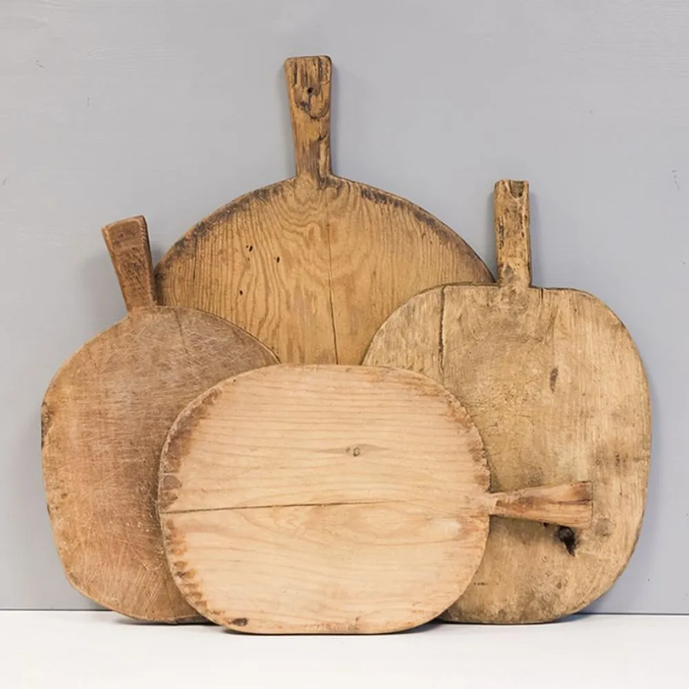 Čtyři různé tvarované dřevěné servírovací desky s držadly' loading='lazy' title=