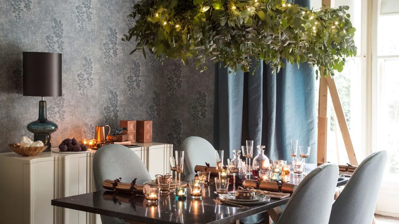 Vianočný stôl s girlandou nad hlavou' loading='lazy' title=