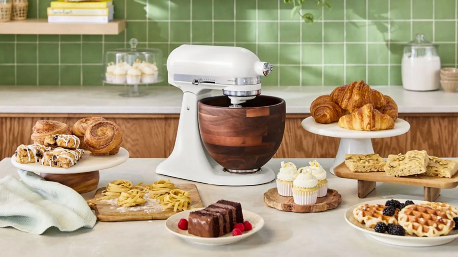 KitchenAid právě představil Taylor Swift -kódovaný jiskřivý oranžový mixér - plus 150 $ z modelu OG Artisan dnes