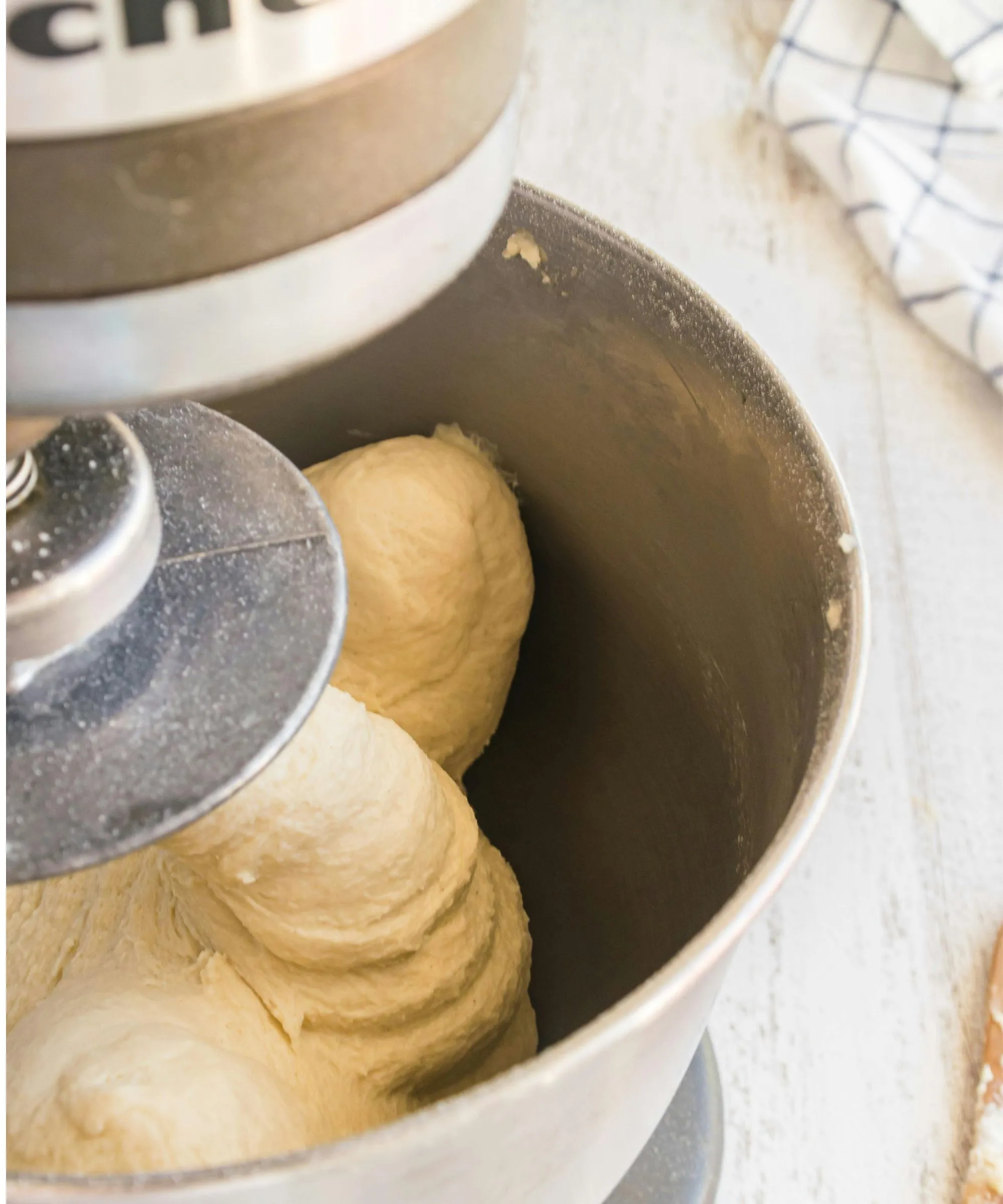 반죽은 KitchenAid 스탠드 믹서에서 혼합됩니다' loading='lazy' title=