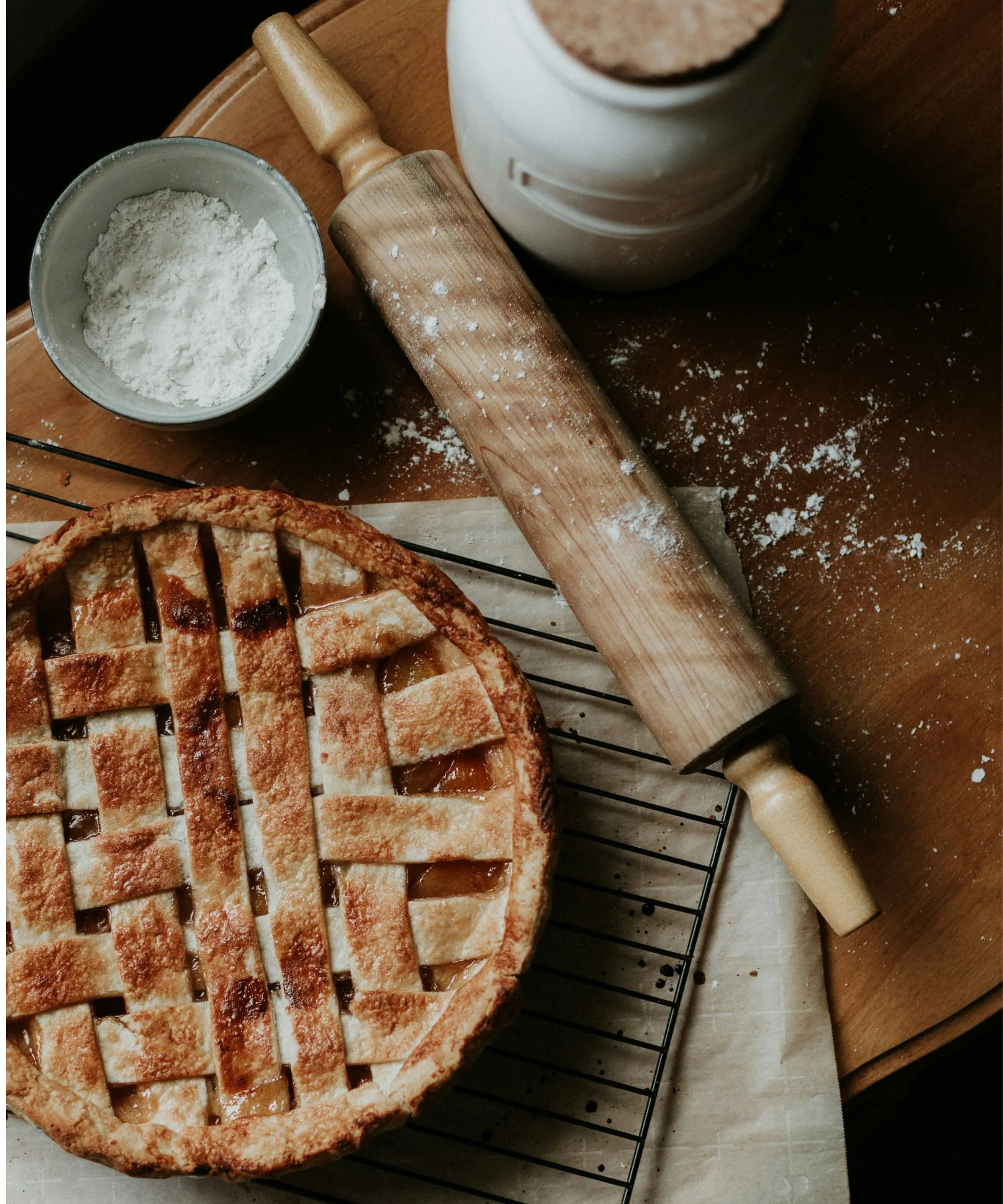 롤링 핀과 밀가루 그릇 옆에 냉각 선반에 달콤한 파이' loading='lazy' title=