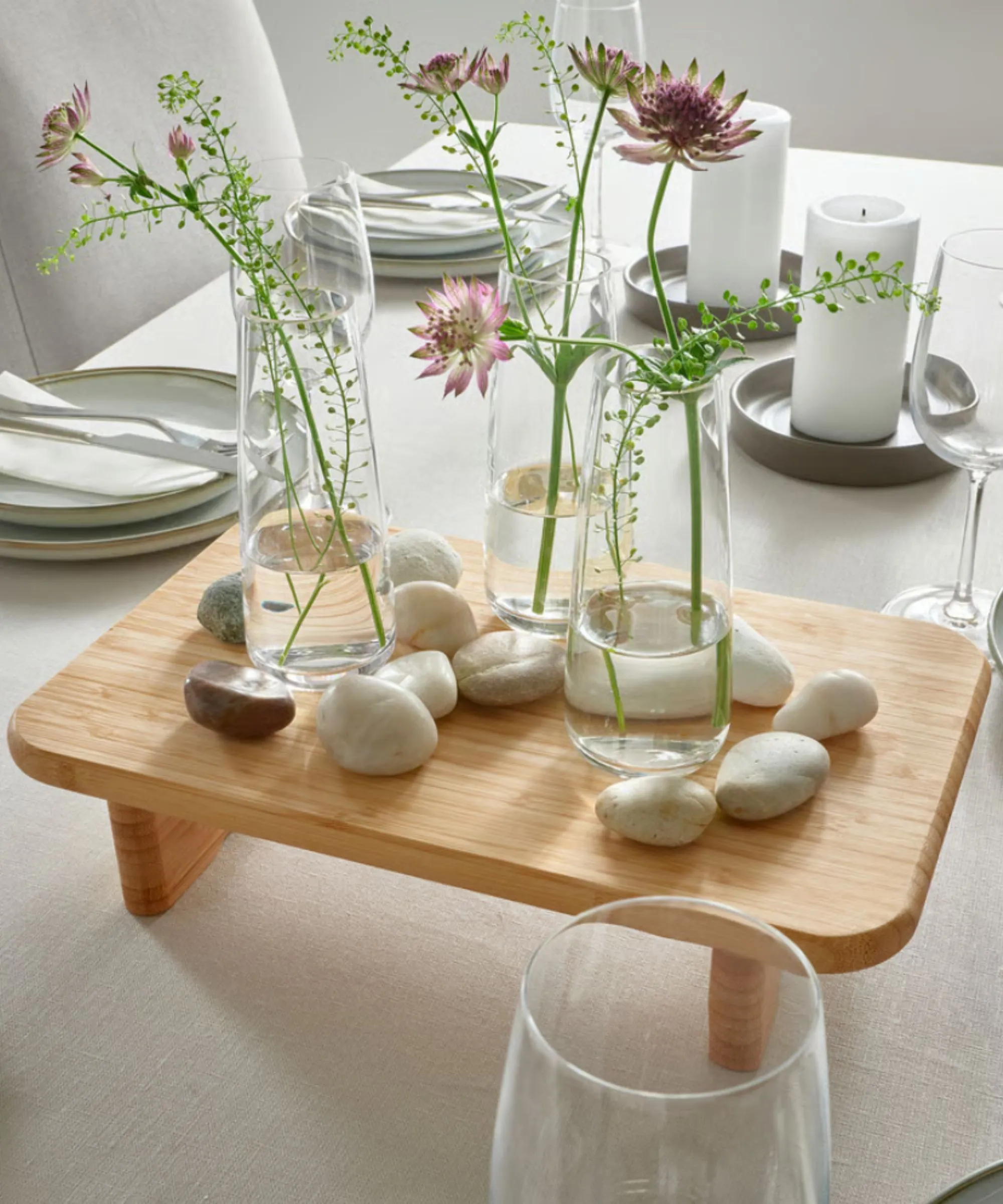 IKEA가 제가 본 것 중 가장 유용한 도마를 만들었습니다. 카운터 공간을 절약하고 테이블 센터피스와 안티파스티 플래터로도 사용할 수 있습니다.