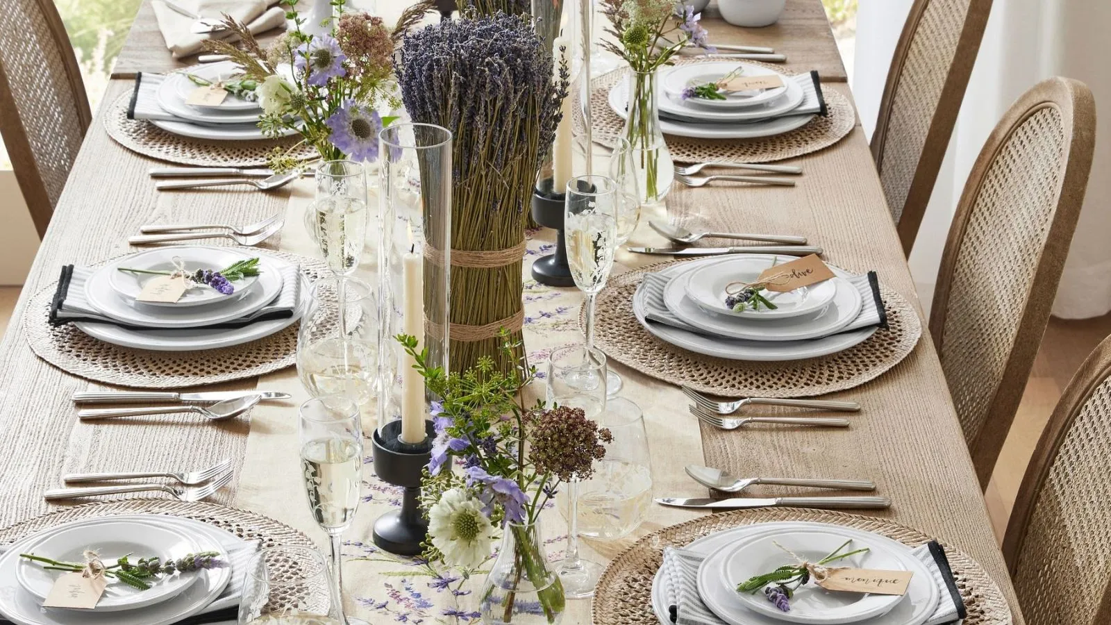 שולחן אוכל מעץ עם כלי אוכל לבנים Rattan Placemat' loading='lazy' title=