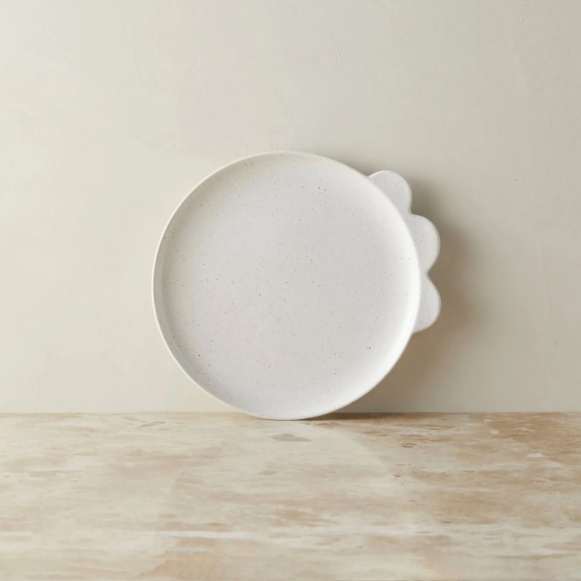 צלחת ארוחת ערב קרמיקה עם שלושה מבטאים מסולסים על השפה' loading='lazy' title=