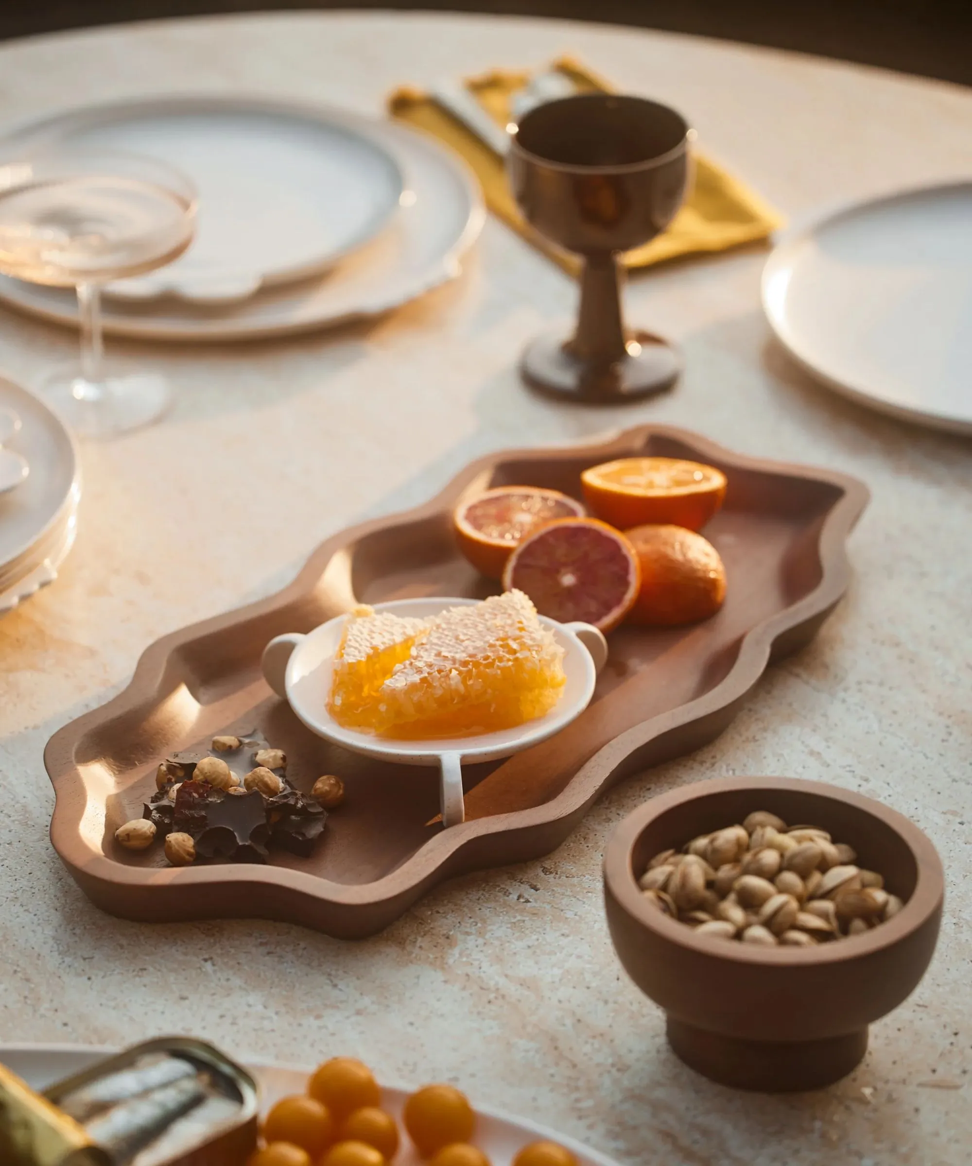 כלי השולחן של לולו וג'ורג'יה מרגישים שהוא שייך לגלריה לאמנות - זה פיסול, אומנותי ובמכירה עכשיו, אבל רק עד הלילה