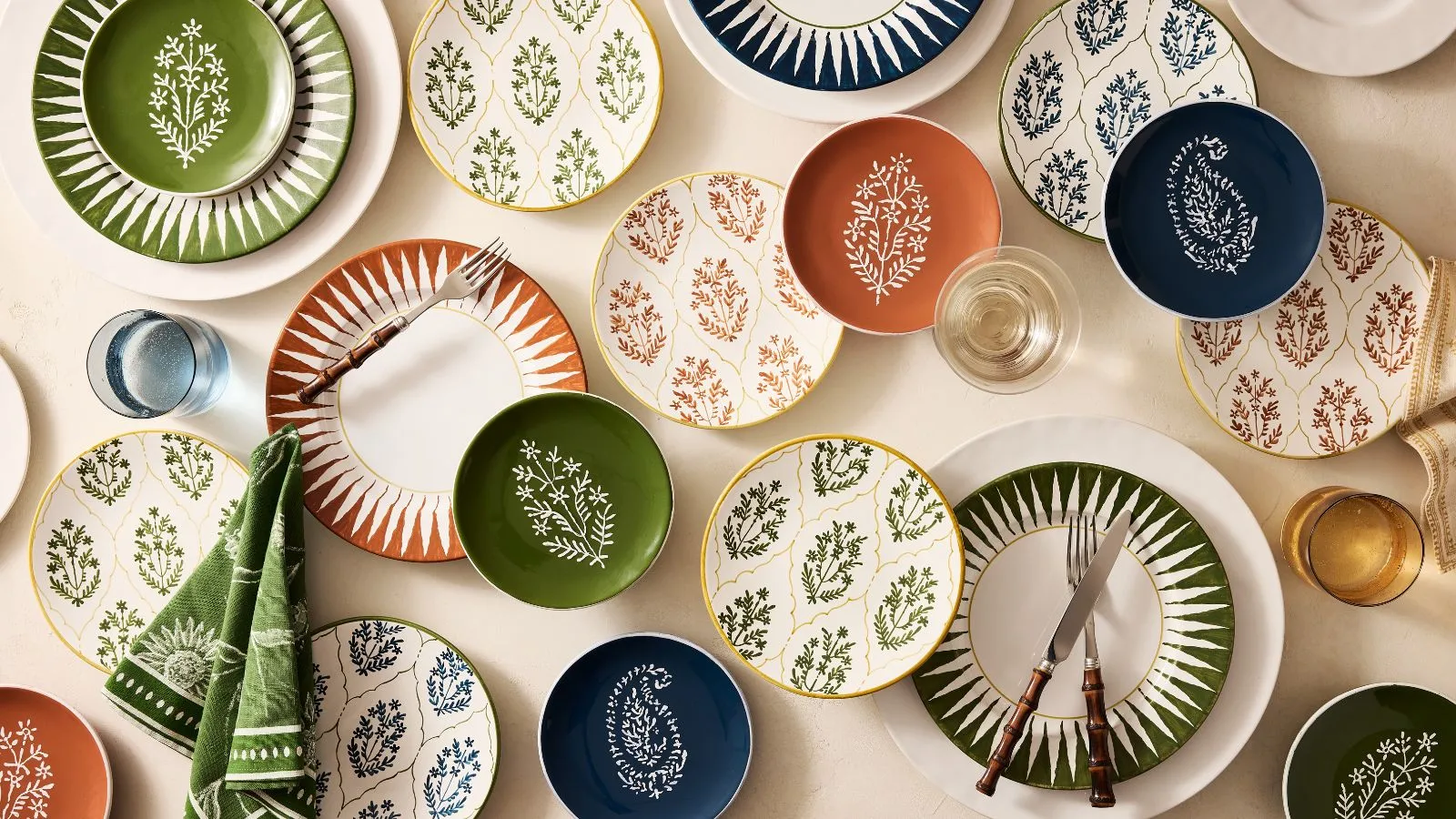 Stolová súprava s novými kúskami od Petra Dunhama pre Hudson Grace vo vrstvených potlačách a farbách na jeseň' loading='lazy' title=