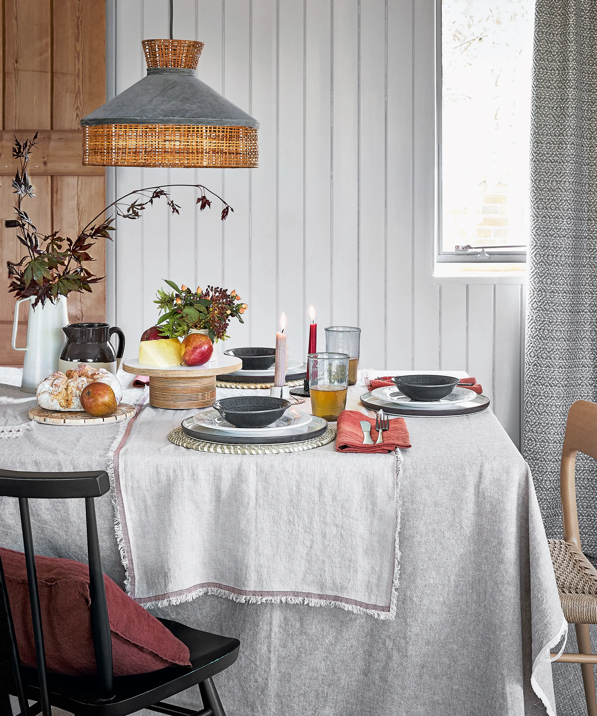 Idee per decorare la tavola in autunno con lino grigio a strati e accessori in legno naturale' loading='lazy' title=