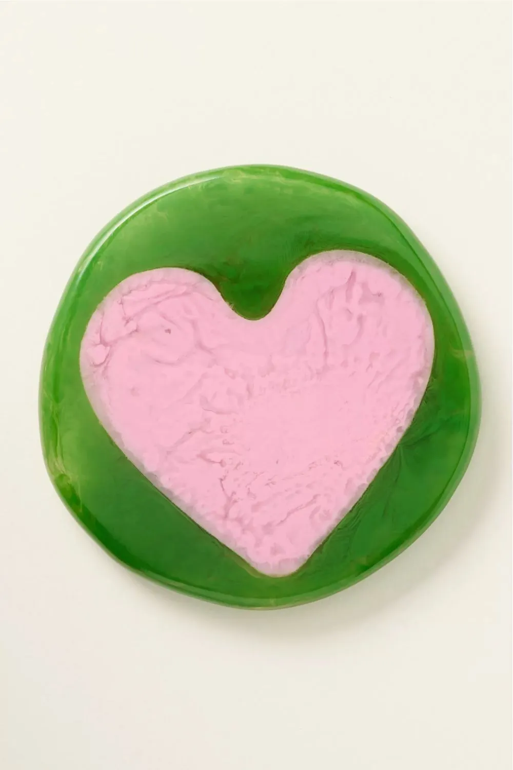 Base para copos em resina verde com coração rosa' loading='lazy' title=