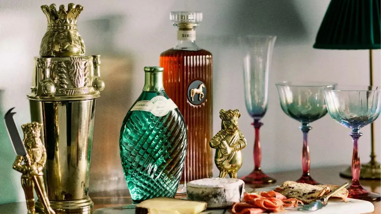 A nova queda de talheres da Anthropologie é a atualização alegre e maximalista que minha mesa de jantar precisava em janeiro