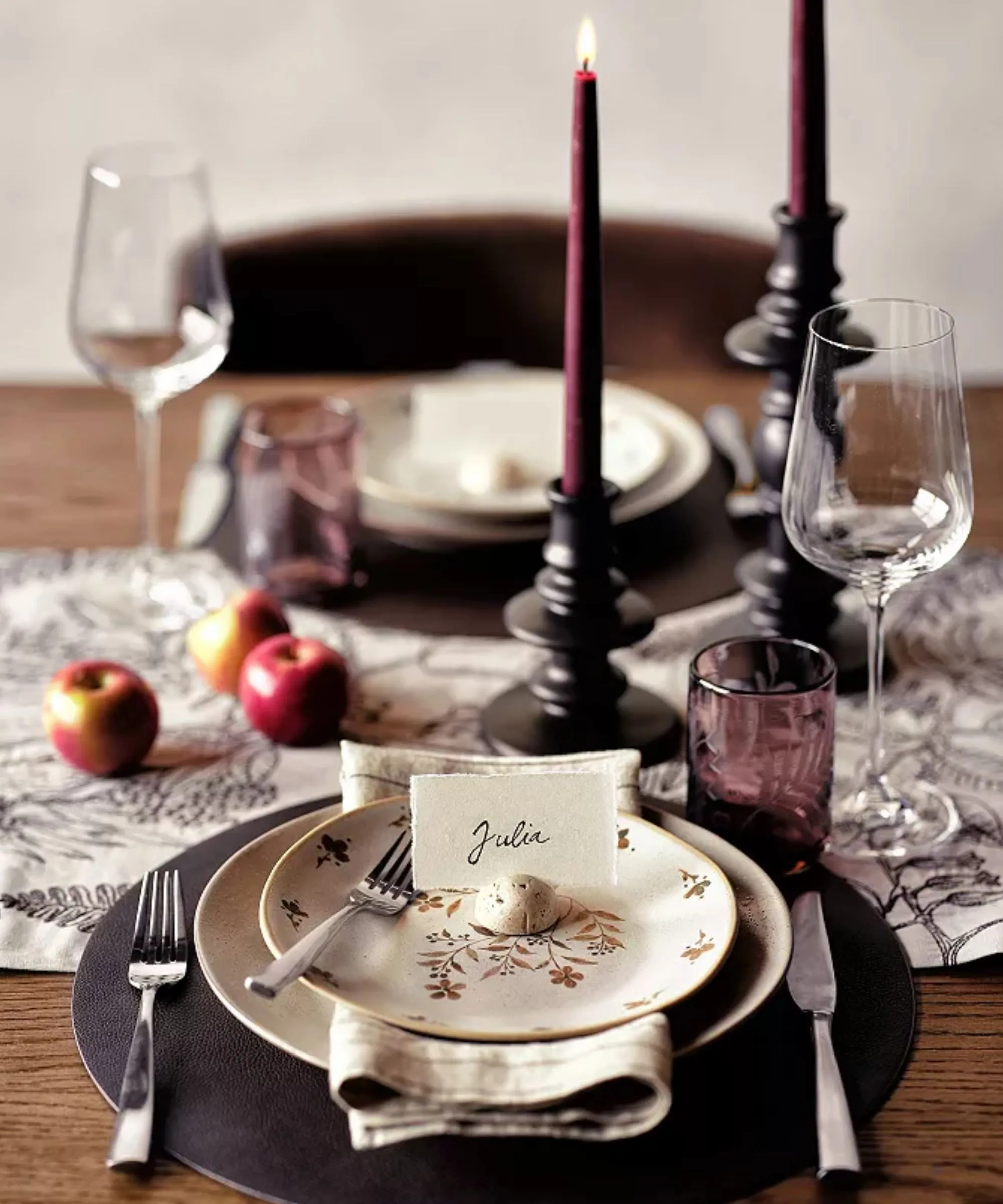 Tablescape com pratos florais, carregadores marrons e copos roxos' loading='lazy' title=
