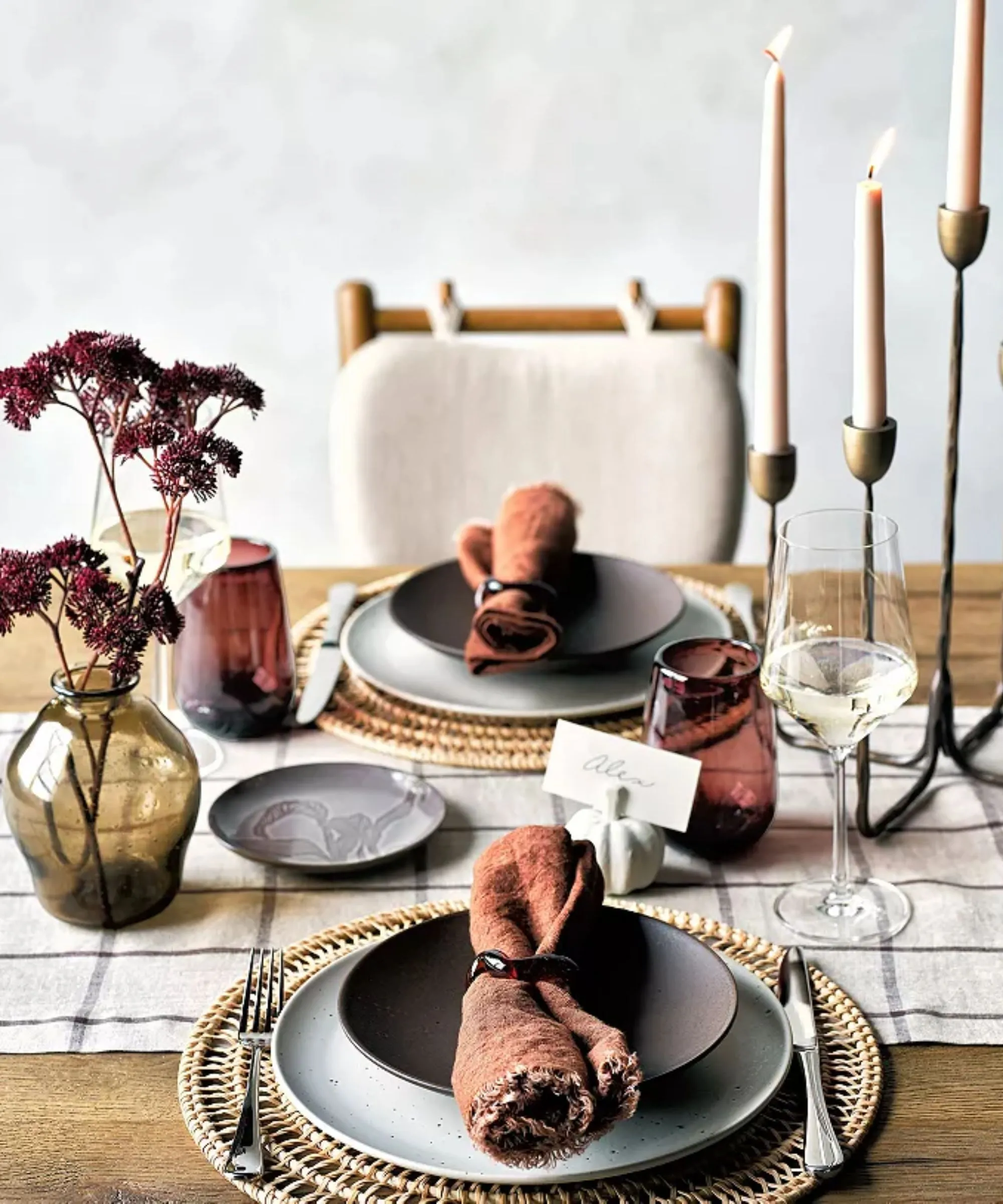 As tendências de paisagismo de mesa para 2025 da Crate & Barrel são como um painel do Pinterest para meu jantar de Ação de Graças - pense em toques de regência, tons de joias e camadas tonais