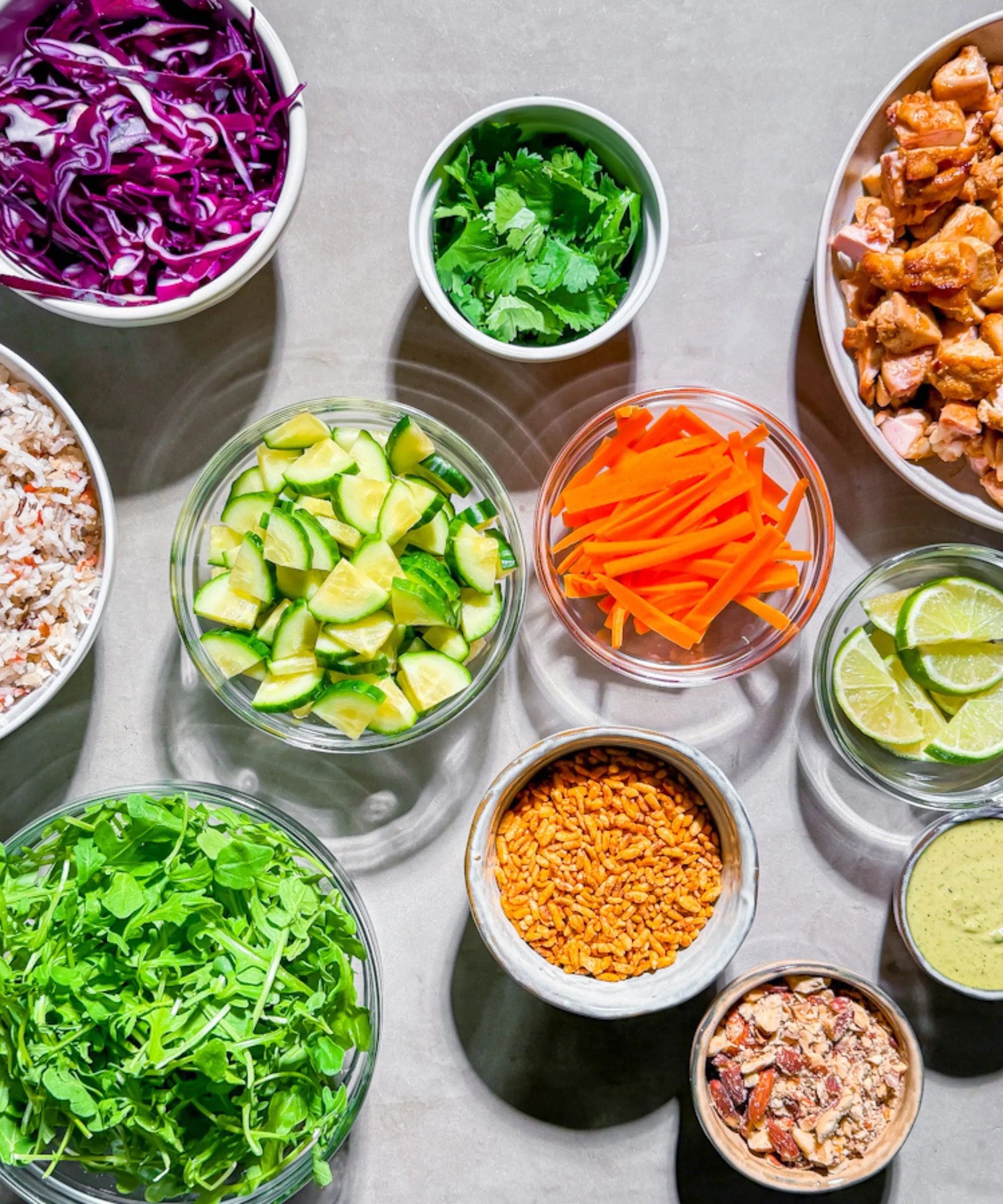 misky nakrájanej zeleniny a iných prísad' loading='lazy' title=