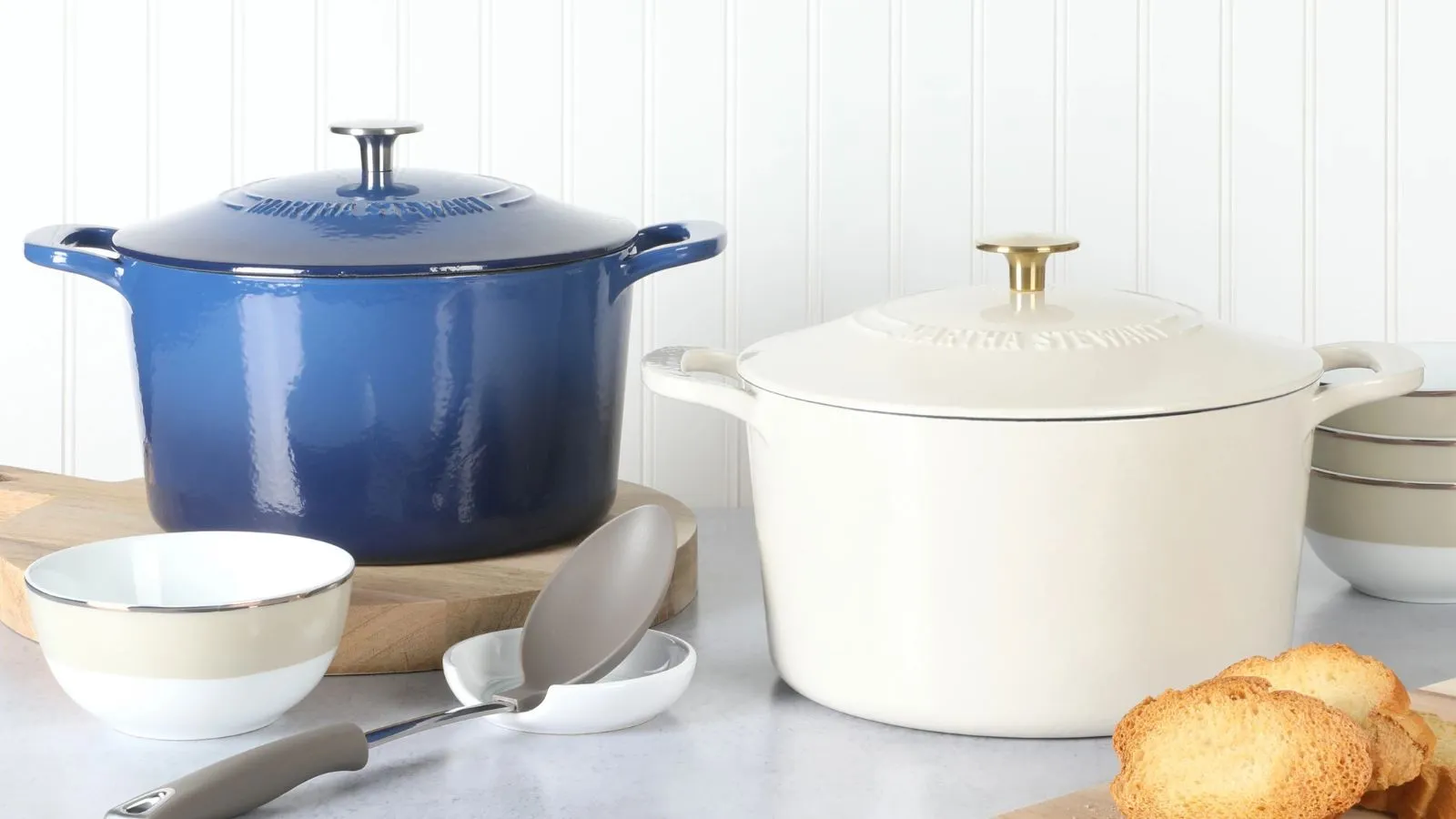 Dvě z Martha Stewart smaltované litinové holandské pece v modré a bílé na kuchyňském pultu' loading='lazy' title=