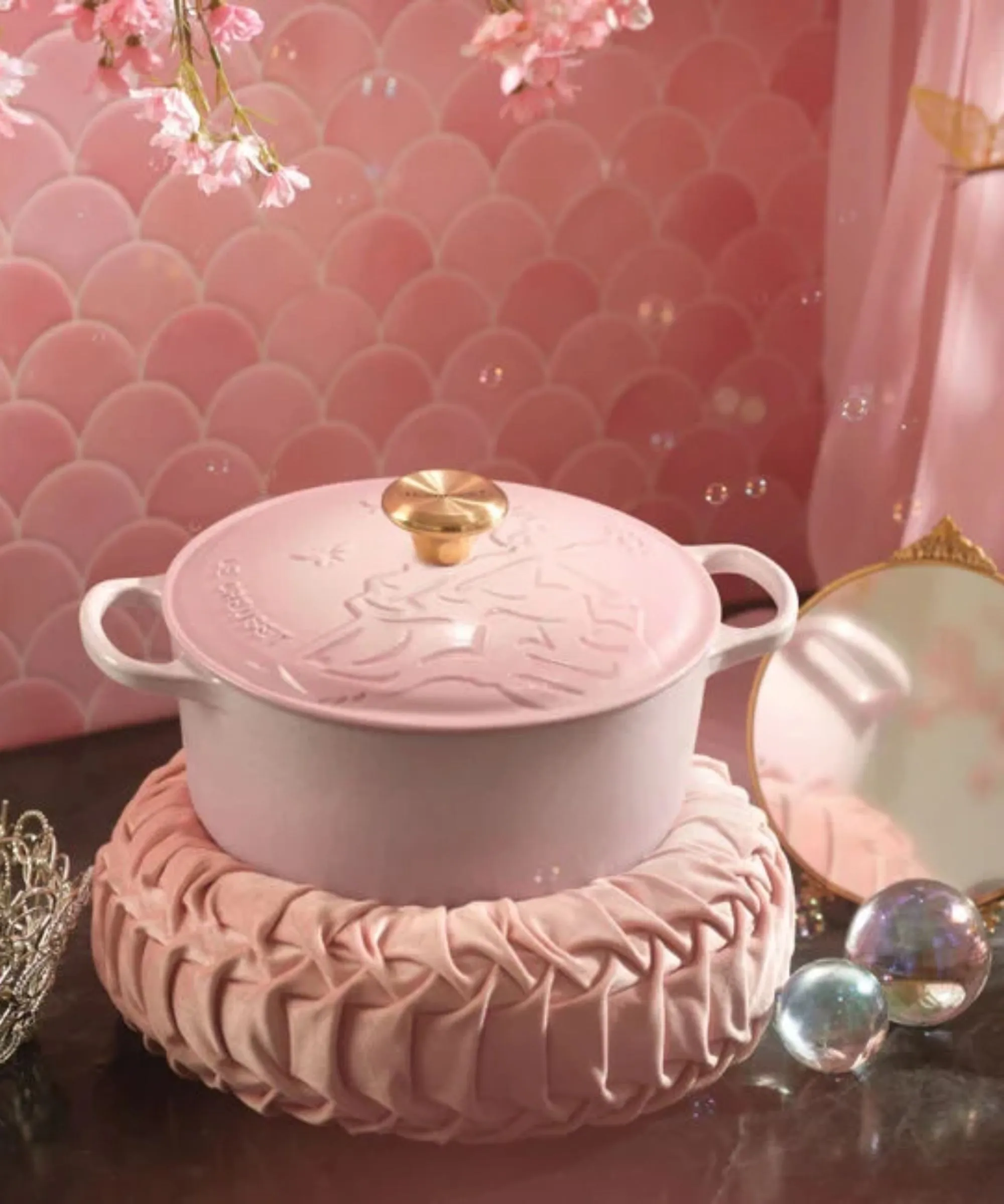 Bledě růžová reliéfní holandská trouba se zlatým knoflíkem' loading='lazy' title=