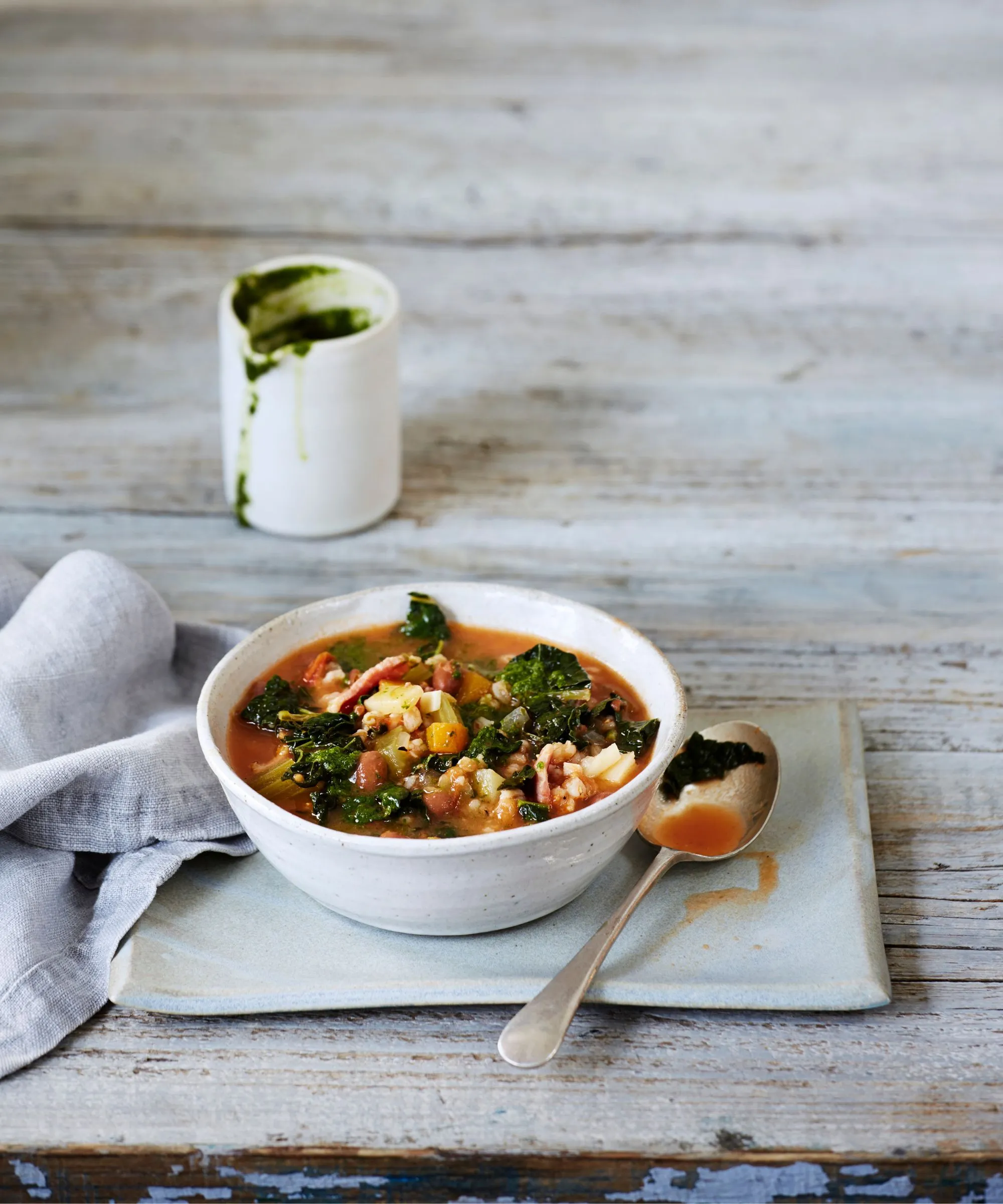 Fullpakket med vintergrønnsaker, belgfrukter og korn, denne fyllende og smakfulle suppen er ren godhet i en bolle