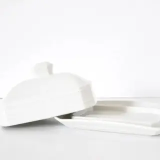 Naczynie z masłem białym