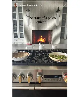 Teksturowy akcent Gwyneth Paltrow w klasycznej białej kuchni to formuła projektu, która przetrwa próbę czasu