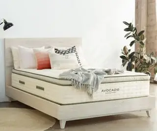 Organiczny materac lateksowy w kolorze awokado na łóżku.