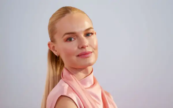 Wnętrze kuchni Kate Bosworth – gdzie metale przemysłowe spotykają się z estetyką drewna w stylu retro