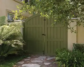 Les experts révèlent la meilleure couleur pour les clôtures des petits jardins – pour les faire paraître plus grandes