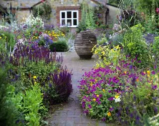 come progettare un vaso da giardino in un cottage su un sentiero piastrellato