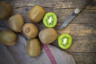 Los kiwis son preciosos y verdes por dentro.
