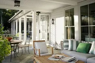 portico sul retro bianco