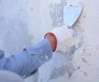 Come riparare la vernice scrostata in 4 passaggi e i motivi per cui la vernice si sta sgretolando