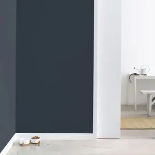 Un coin d'un vestiaire peint en bleu Benjamin Moore Polo