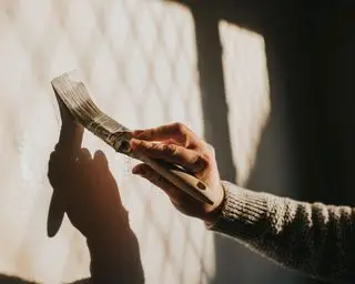 Farba satynowa vs półpołysk – czym się różnią?