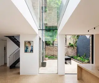 Szklane okno i światło nieba, czarne schody