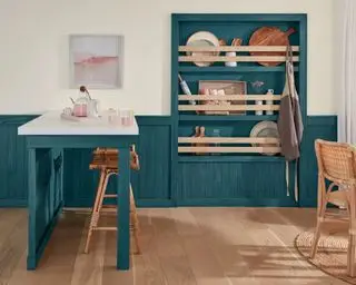 Gabinetes azules en la cocina.