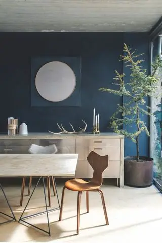 mur bleu peint en daim dans le salon