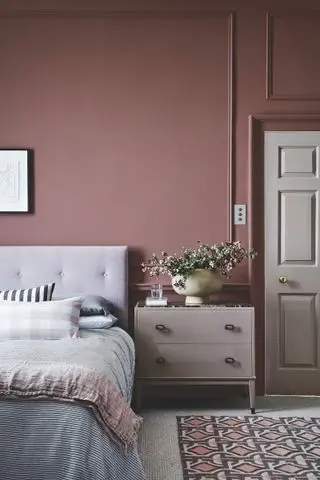 chambre avec murs peints et porte dans la même teinte de peinture framboise