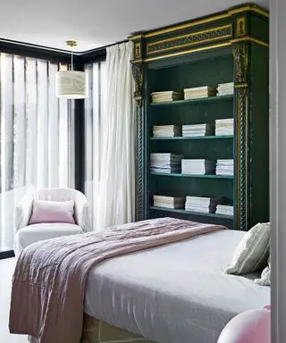 Chambre à coucher avec bibliothèque antique peinte en vert