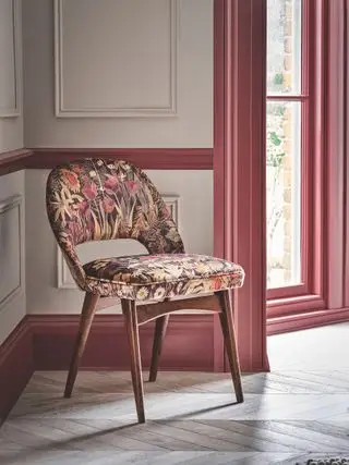 cadre de fenêtre et plinthe peints en rose