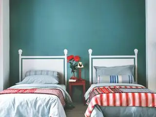 idées de peinture avec têtes de lit effet peinture dans une chambre à deux lits