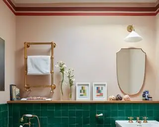 Salle de bains avec rayures peintes sur mur rose