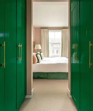 Chambre avec placards peints en vert brillant