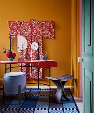 Bureau à domicile avec murs orange