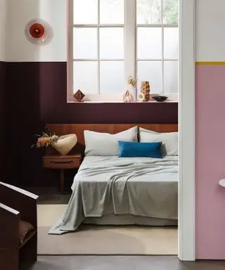 Chambre avec mur peint en rose et violet