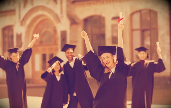 110 krótkich cytatów ukończenia studiów dla seniorów szkół średnich i absolwentów uniwersytetów w 2025 r