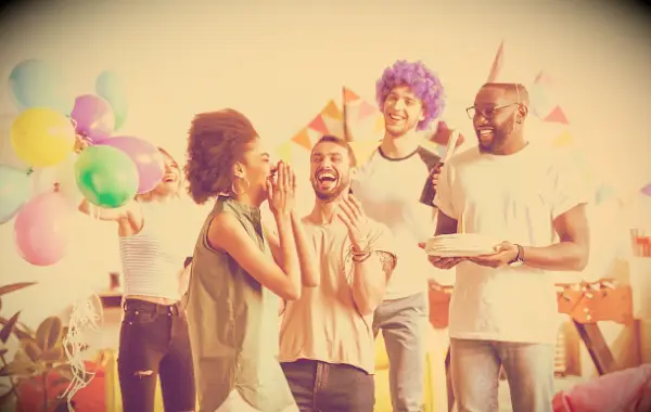 91 citazioni di compleanno divertenti per amici con umorismo esilarante che ti farà ridere