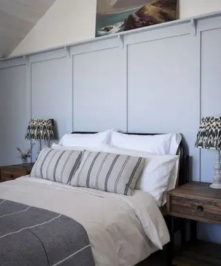 Camera da letto neutra con pannelli in nuova costruzione costiera della Cornovaglia