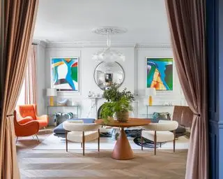 Soggiorno in stile moderno di metà secolo con opere d'arte moderna, pareti bianche e sedie curve