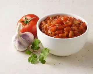 Salsa dans un bol blanc sur table