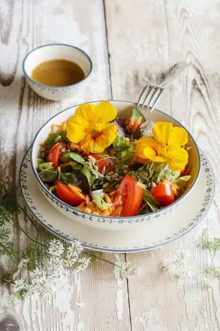 Fleurs de capucine en salade
