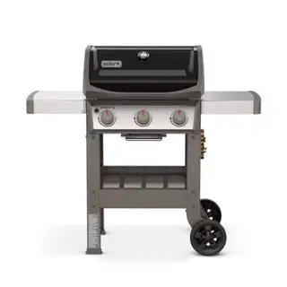 Un grill a gas Weber Spirit II E-310 su sfondo bianco