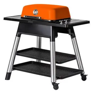 Una griglia Everdure Force su sfondo bianco