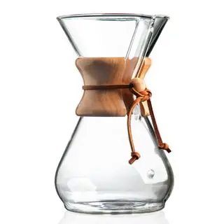 Une cafetière Chemex pour-over sur un fond blanc
